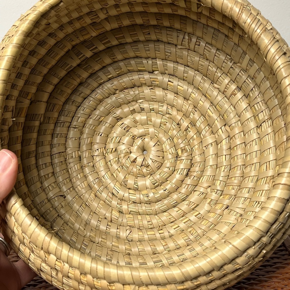 NEW PINE NEEDLE HAND WOVEN BASKET MADE IN GUATAMALA - Picture 2 of 7
